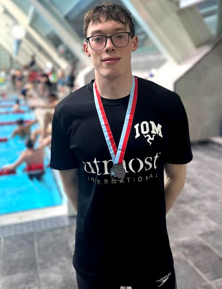Alex Turnbull produced a sensational swim in the 50m freestyle final at the North West Winter Regionals at the Manchester Aquatics Centre, recording a blistering 23.90 seconds to claim a silver medal and an Island Games consideration time