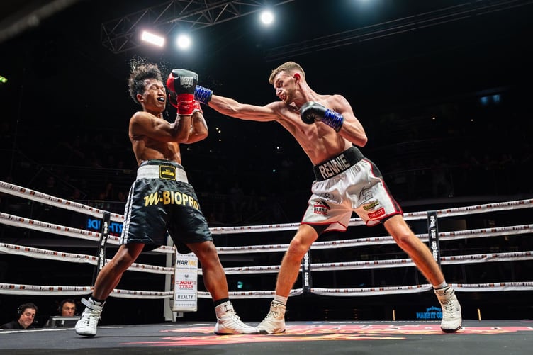 Isle of Man's Sam Rennie (right) claimed a convincing win against Dedi Elite