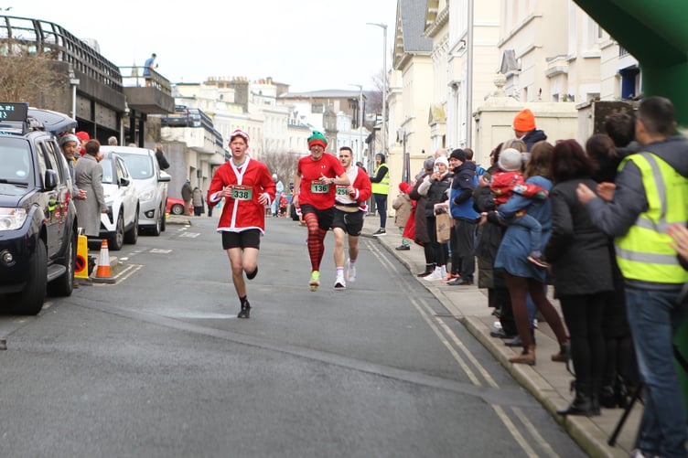 There was a good turnout of spectators for Wednesday's Santa Dash, in which Sam Robertshaw (No.338) pipped Gianni Epifani (No.136) and Andrew Marshall (No.256) for fourth place (Photo: Dave Norton)