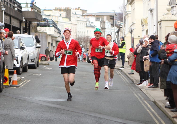 There was a good turnout of spectators for Wednesday's Santa Dash, in which Sam Robertshaw (No.338) pipped Gianni Epifani (No.136) and Andrew Marshall (No.256) for fourth place (Photo: Dave Norton)