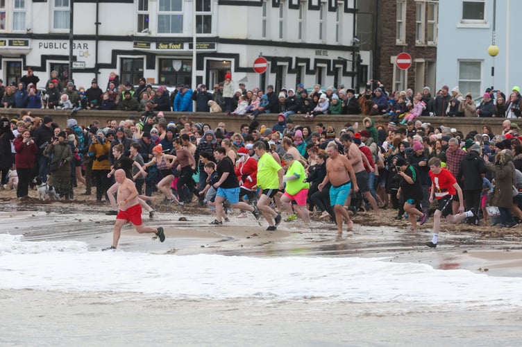 Dippers run into the sea during Peel's New Year's Day dip 2025 (Callum Staley / CJS Photography)