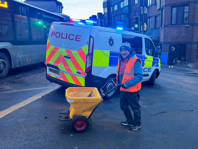 The Bus Vannin team helped manually assist gritting Railway Hill this morning as it was closed due to severe icy patches