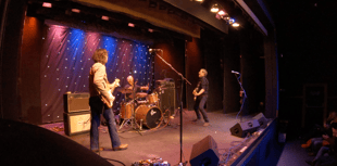 Davy Knowles 'raises the roof' at Peel with 'Band of Friends' 