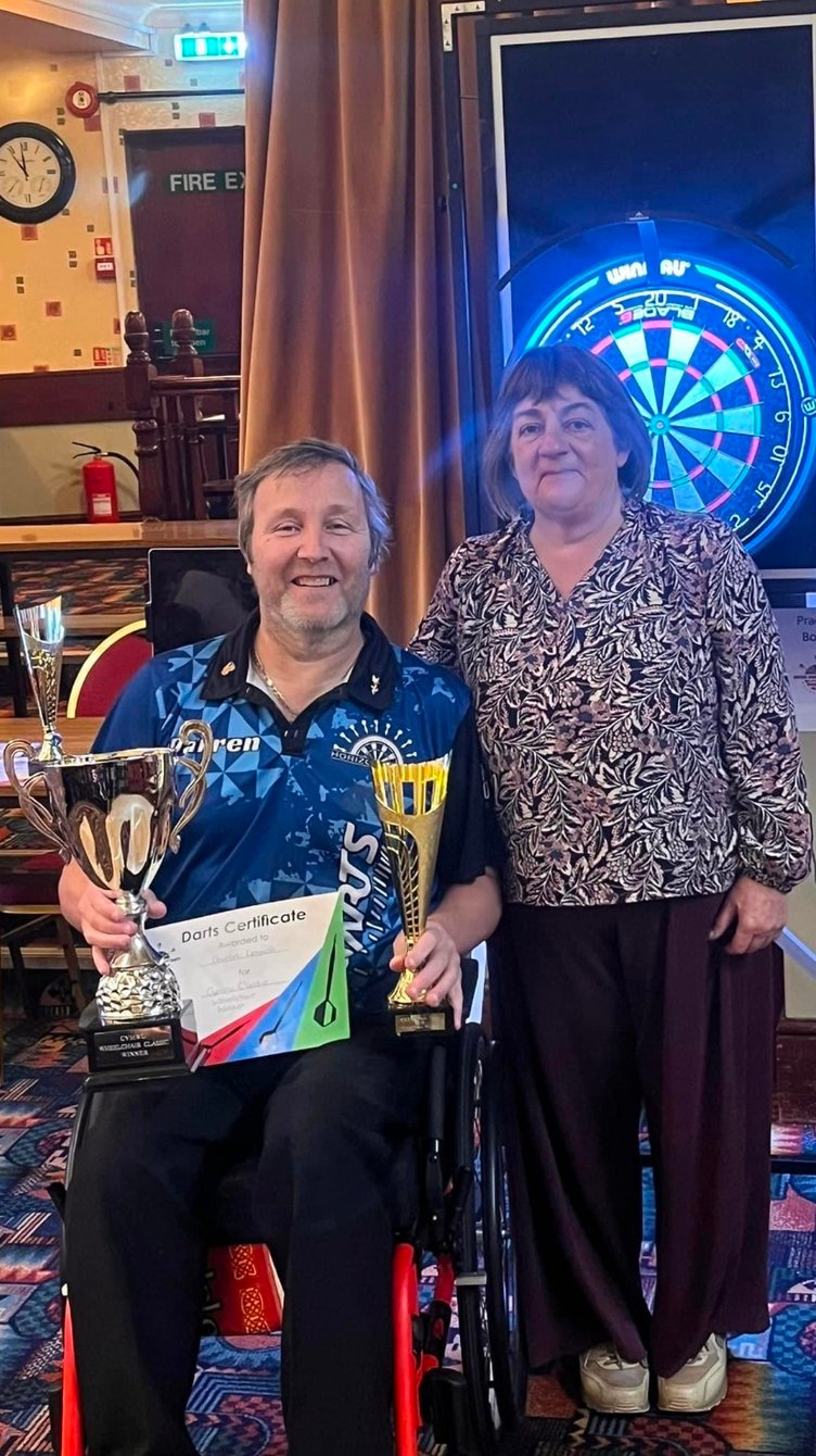 Darren Kennish and World paradarts chairperson Sarah Smale