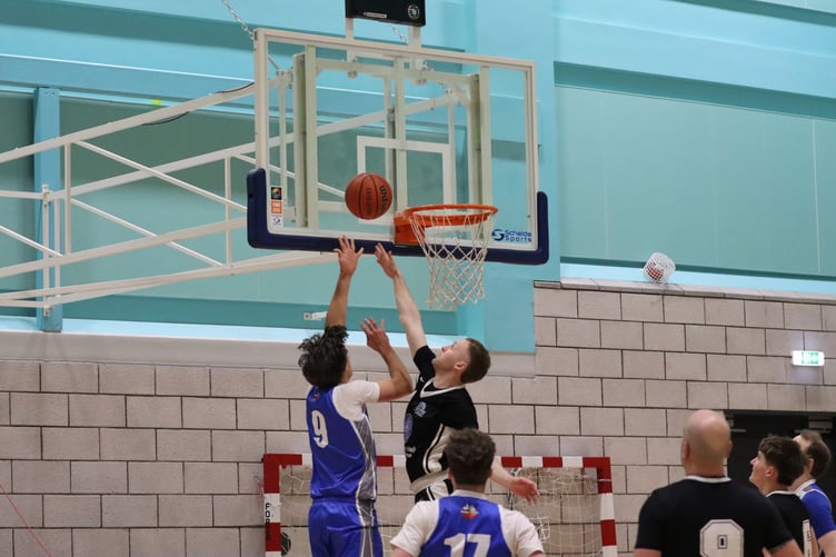 Wolves' Ben Takken hits the post move as Jets Tom Dalton-Brown defends. The five-man Jets team put an end to Wolves unbeaten run, 73-53, on Sunday (Photo: Oliver Hamilton)