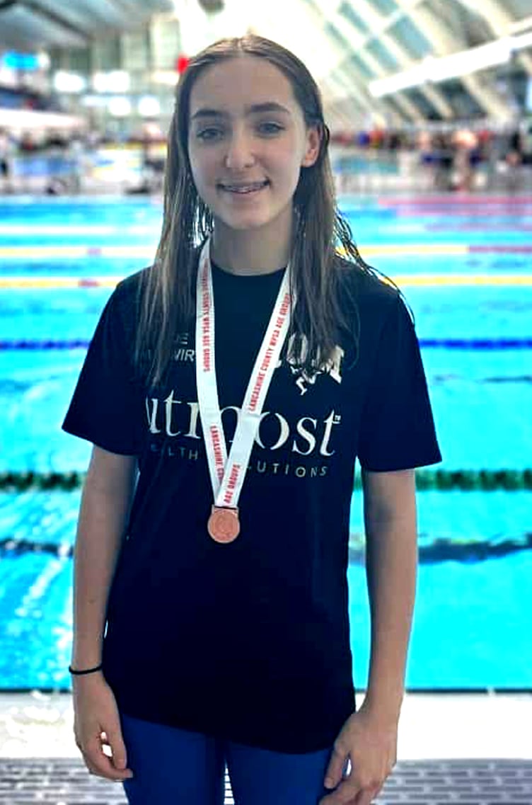 Zoe Neuwirt delivered a personal best to clinch a bronze medal in the 15-year-olds 50m breaststroke final on the opening day at the Lancashire Championships recently