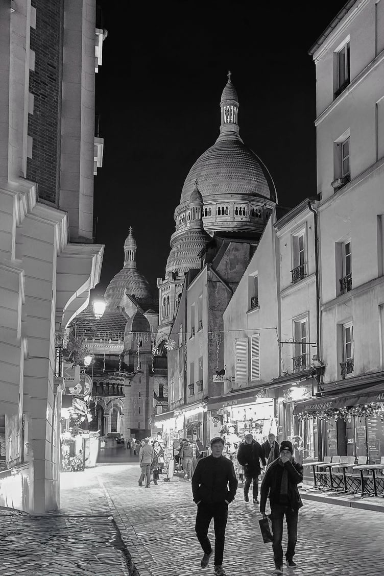 Winning image in the Mobile Phone Competition was 'Le Bassilique Du Sacre Cour' by Martin Sanderson