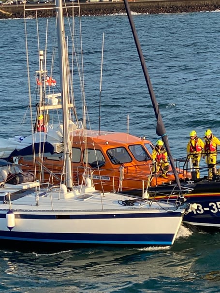Peel RNLI volunteers assisting the vessel