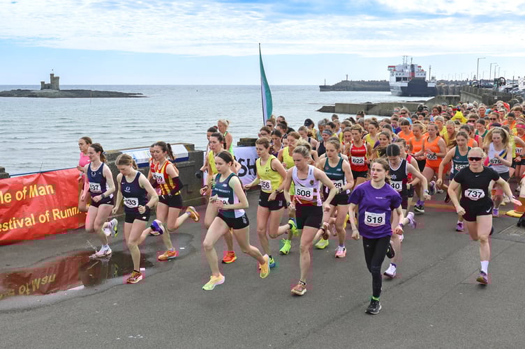 The start of the Outback 5k race on Douglas Promenade on Easter Sunday (Photo: Dave Kneen Photography)