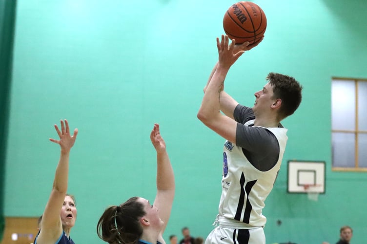 Mattie Jennings takes off on the jump shot for Jets as Zoe Kirkham and Oksana Fedorovych (left) defend for Hoops (Photo: Oliver Hamilton)