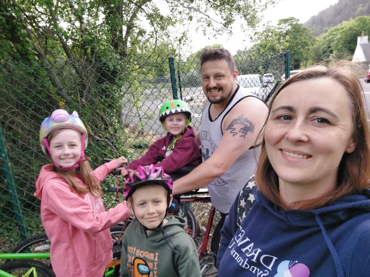 Lyidan and his family doing an EveryDayinMayForDravet cycle - Left to right - older siblings Illieah and Kynen, Lyidan, dad Tom and mum Lynda