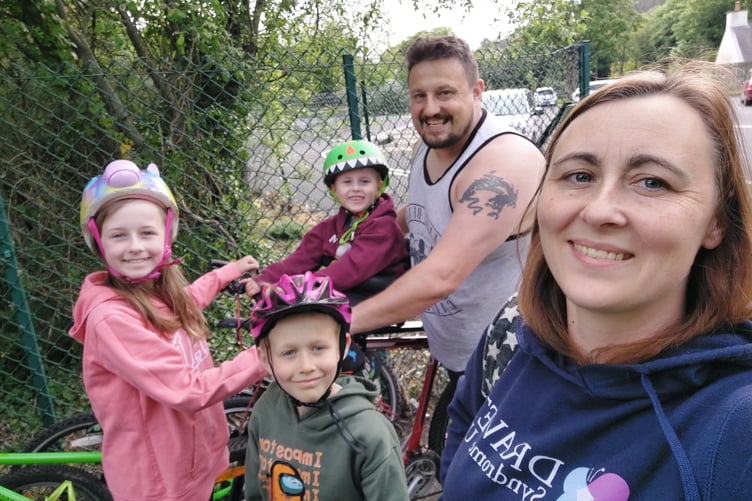 Lyidan and his family doing an EveryDayinMayForDravet cycle - Left to right - older siblings Illieah and Kynen, Lyidan, dad Tom and mum Lynda