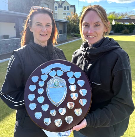 Association women’s pairs winners Fiona Kennish (left) and Jenny Moore (Photo: Kim Hargraves) 