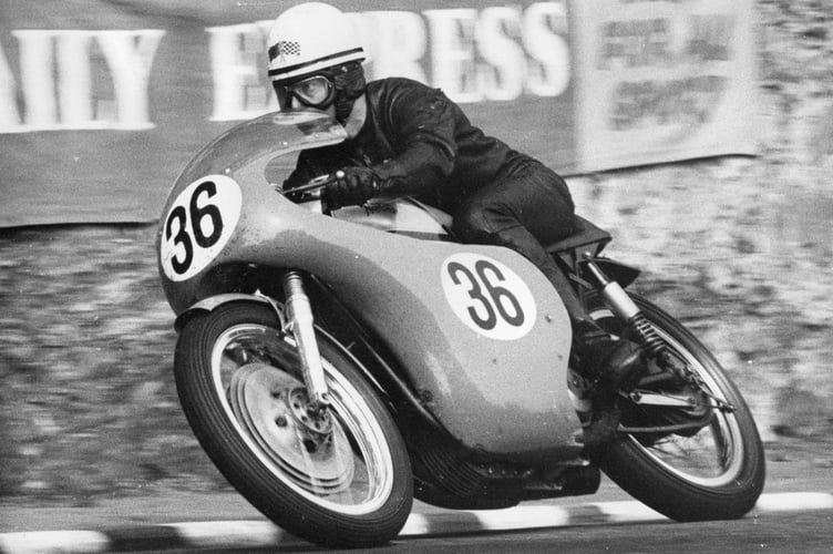 Mike Kelly on his way to third in the 1964 Senior MGP on the Francis Beart Norton