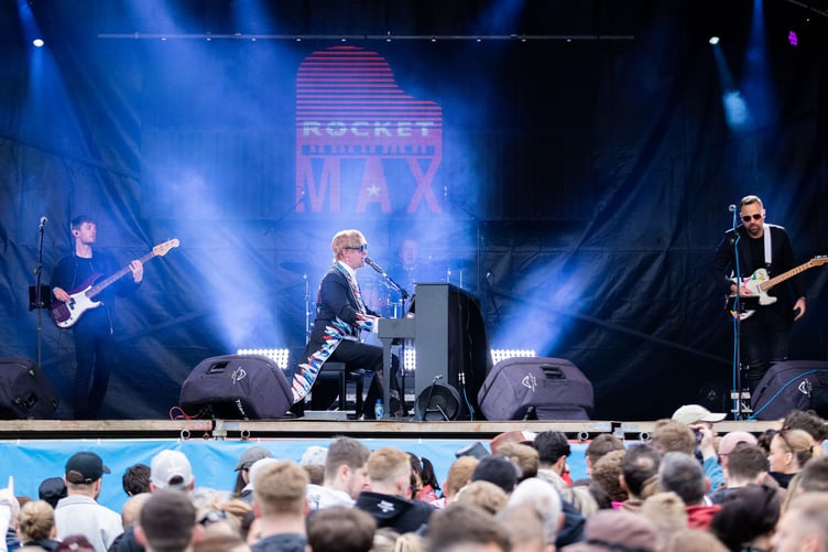 Elton John tribute act 'Rocket Max' performed on Monday night (all photos from Gary Weightman / Vannin Photos)