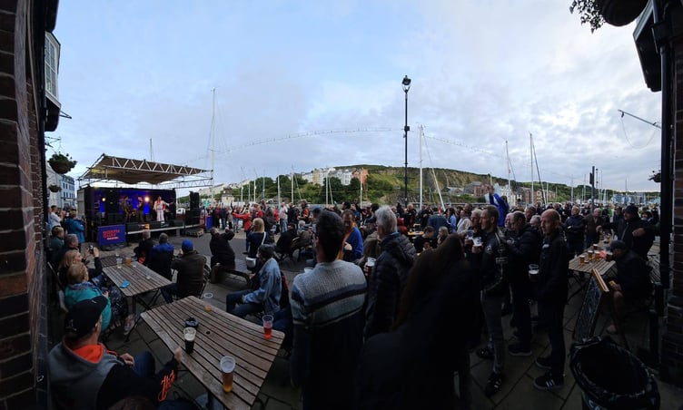 Large crowds gather to watch Nash King Cole