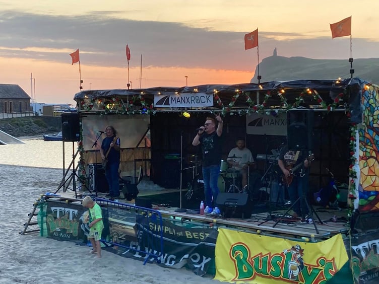 Looney and the Vikings take to the stage
