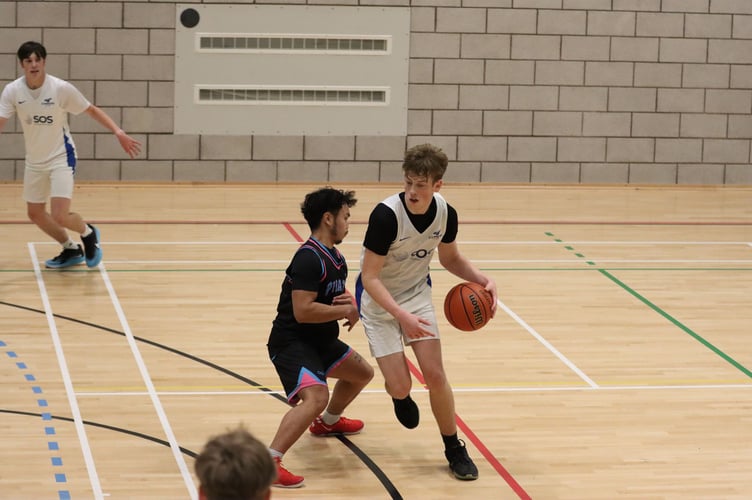 Cannons' Jack Wilkinson drives past Pirates' defence in their 67-42 victory this Sunday (Photo: Viktor Capkanovski)