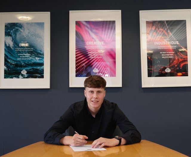 Manx goalkeeper signs for English Premier League side