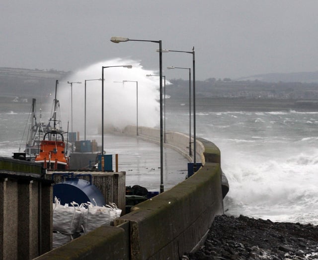 Met Office issue 24-hour weather warning as gale force winds arrive