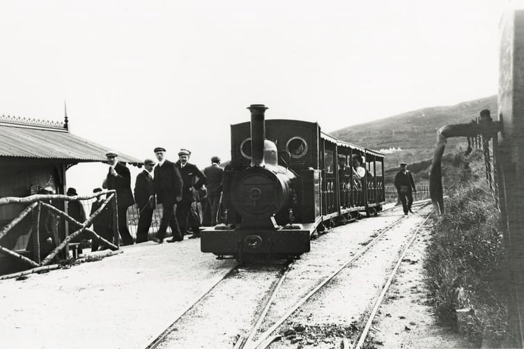 The locomotive Sea Lion at the Sea Lion Rocks Station in 1907 (Photo: iMuseum/Manx National Heritage)