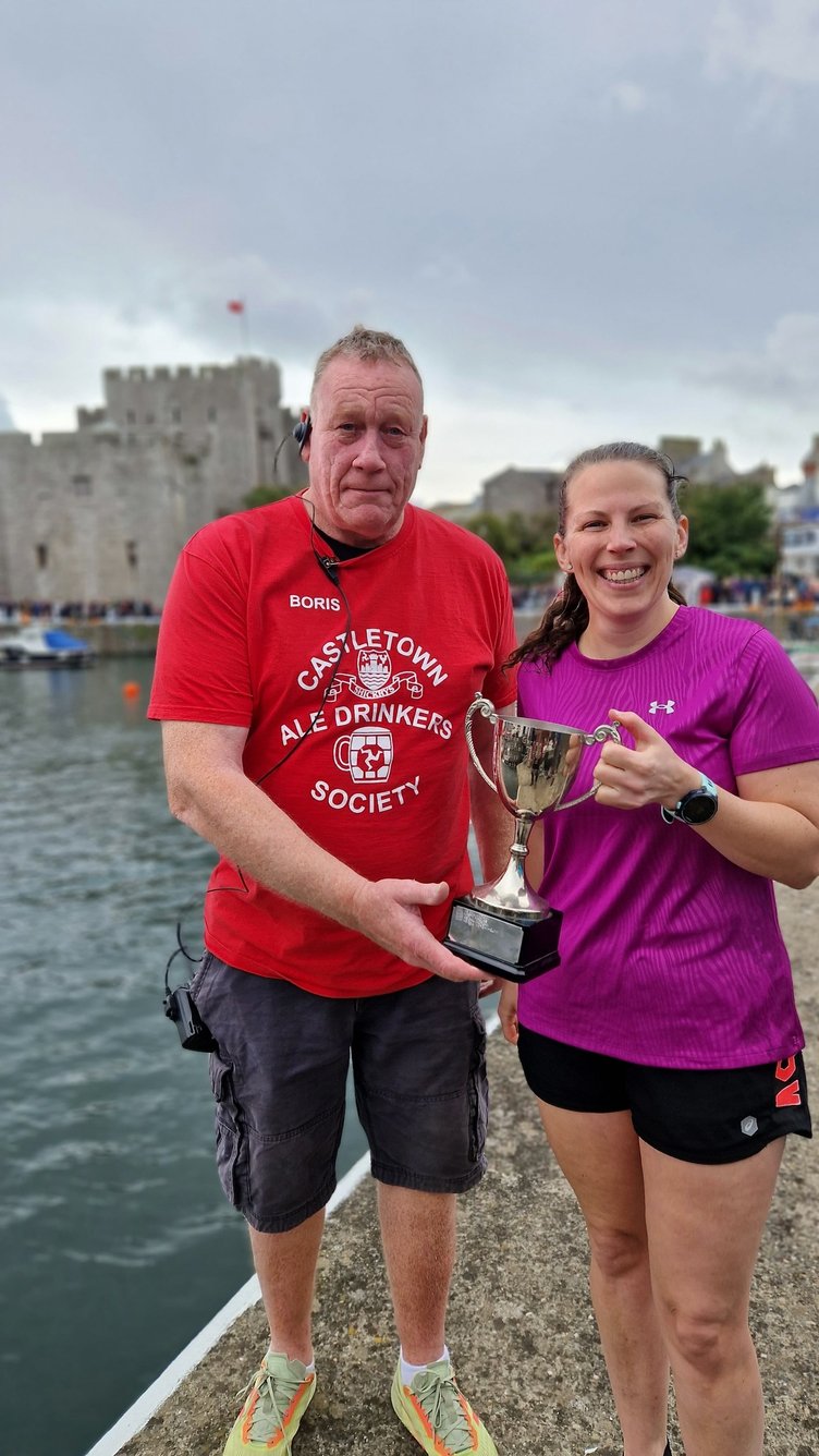 Ladies winner Lucy Kinrade with Castleton Ale Drinkers' Boris Kitching