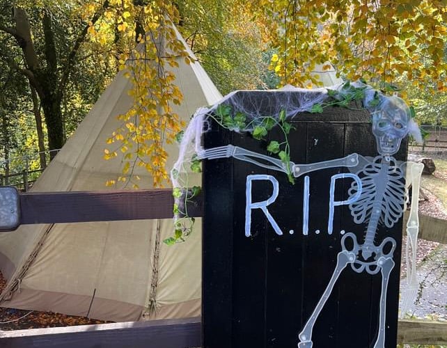 The glen was decorated with Hop Tu Naa props.