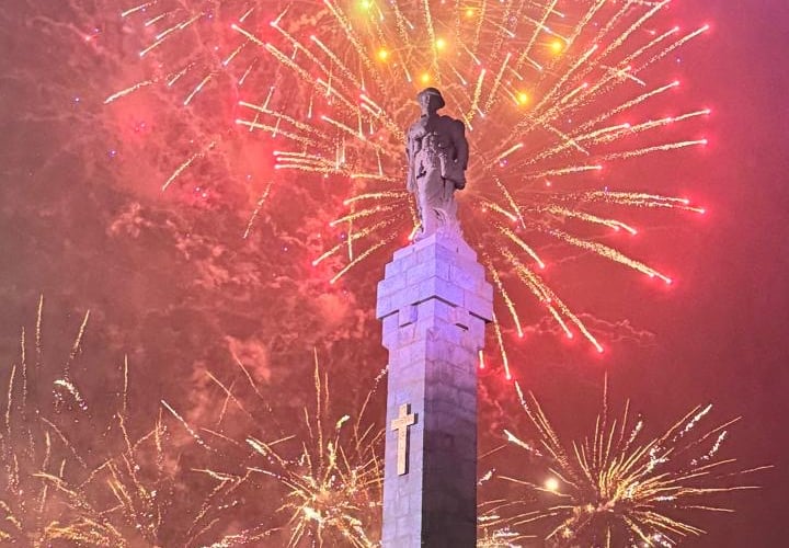 While the Douglas display wasn't entirely visible from Onchan and Port Jack due to the low mist, those on the prom were treated to stunning fireworks