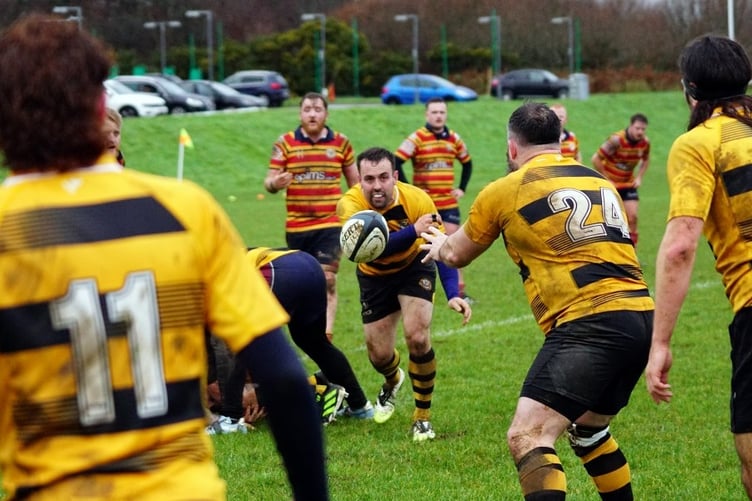 Vagabonds' captain Dan Bonwick passes the ball out to team-mate Jon Ferguson during the weekend clash with Bury (Photo: John Liver/Mumbles Pics)