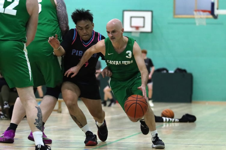 Dave Boyle goes on the drive for Cavaliers as Pirates' Neil Domingo fights through the screen on defence (Photo: Martin Dunne)