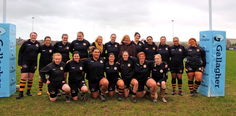 Döhle Yachts' head of client relations Sally Aston (back row, sixth from right) and Vagabonds Rugby Club president Jo McCabe pictured with the women's team in their new sponsored shorts