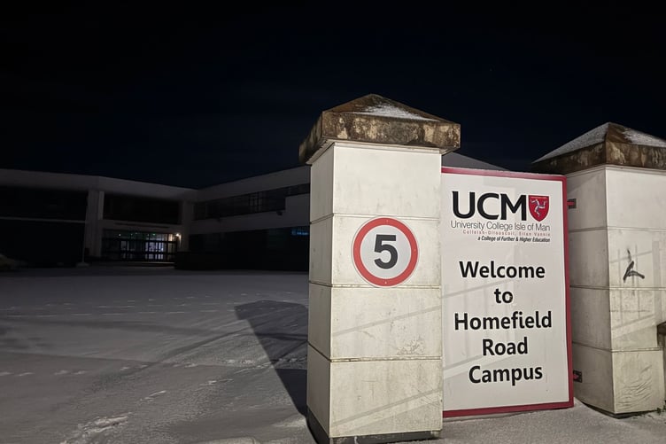 Schools around the Isle of Man will remain closed this morning