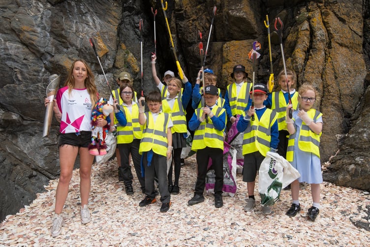 Batonbearer Roseanne Dale of Beach Buddies with students from Peel Clothworkers School during the Queen's Baton Relay visit to Fenella Beach in 2022