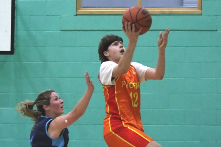 Southern Phoenix's Konrad Funk goes to the basket past the defence of Hoops' Danielle Murphy (Photo: Oliver Hamilton)