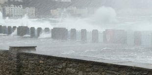 Watch as huge waves crash over Douglas Promenade 
