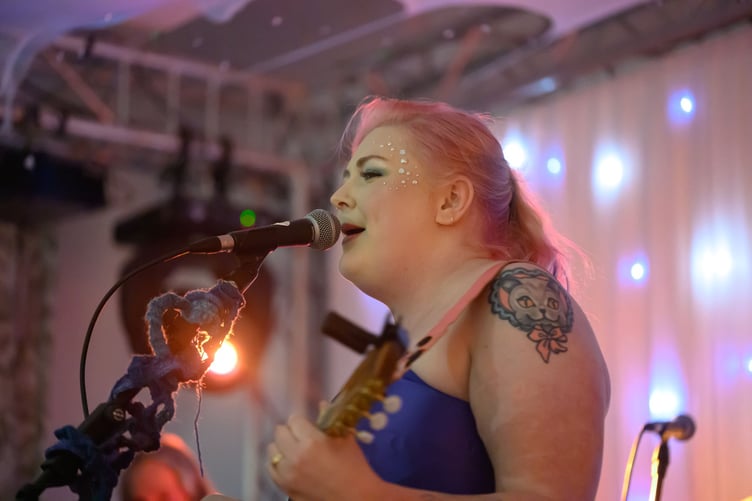 Ruby Biscoe-Taylor providing the vocals