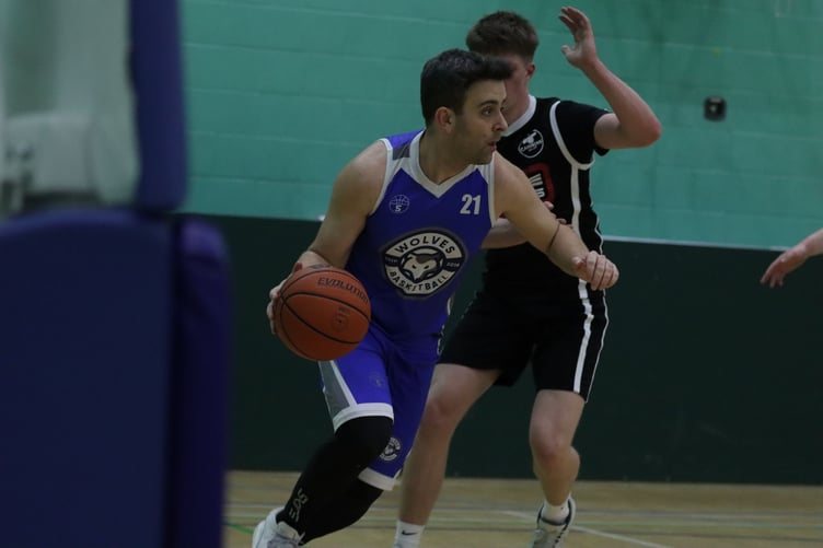 Kyle Mills drives the baseline for Wolves past the Cannons Elite defence during Wolves 78-63 victory (Photo: Martin Dunne)