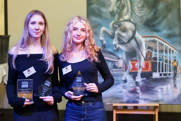 Polina Popandopulo and Eleanor Wheeler with the prizes