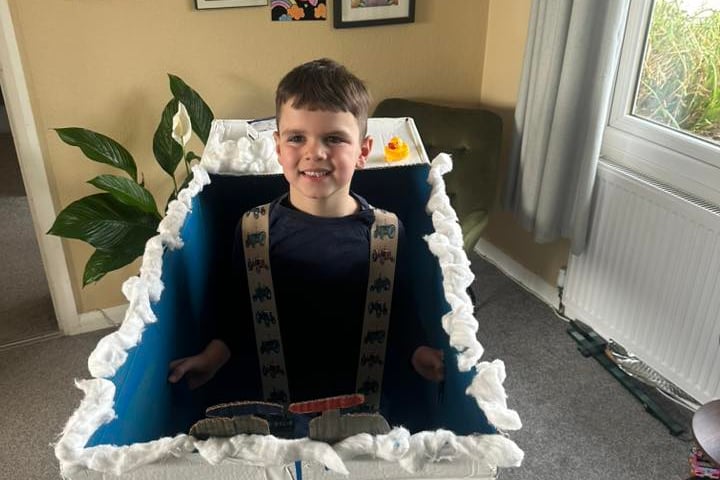 Dexter, 6, from Andreas School went as the bath tub from the big bath band book