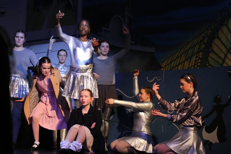 Bella Williams, Mia Quine and the Statue Ensemble