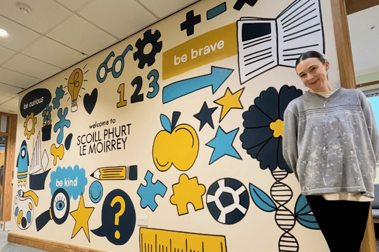 Hannah Clinton with the new mural at Scoill Phurt Le Moirrey