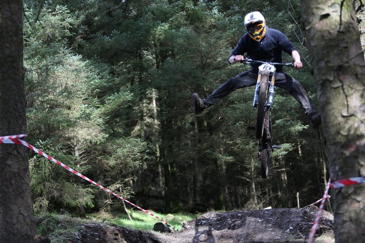 Jake Mortimer shows off for the camera mid-race in the expert class at Arrasey Plantation on Sunday (Photo: Manx Mud DH)