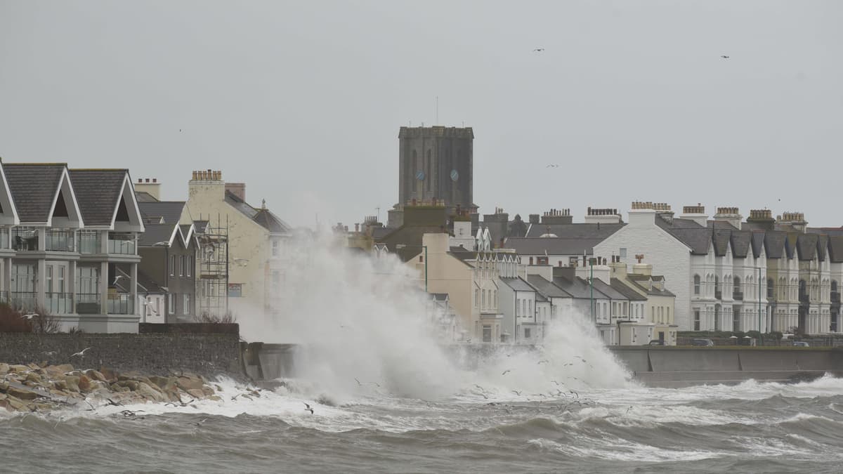 Met Office issue weather warning as strong winds and tides to hit ...