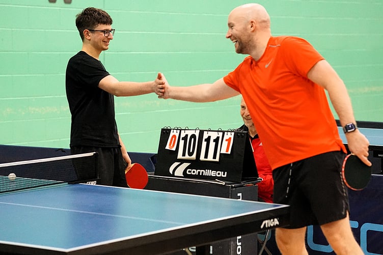 Finalists Amit Lanin (left) and winner Darren Smethurst prove that even a tight battle can be played with a smile in the spirit of the 'wrong-handed' challenge (Photo: Malcolm Lambert)