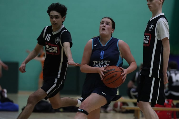 Hoops' Mairi Harrison slips past the defence of Cannons Elite Dylan Evans and Alfie Garrett on a fast break to the basket (Photo: Martin Dunne)