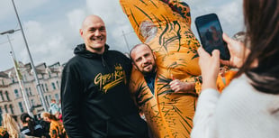 Tyson Fury cheers on runners at 'Jurassic Sprint'