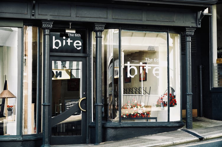 The 6th Bite on Prospect Hill, Douglas