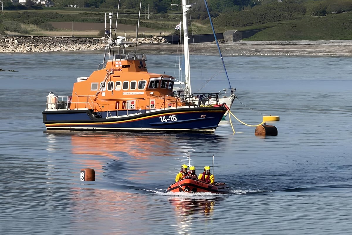 Port St Mary RNLI assists kayakers off Langness after tidal difficulty