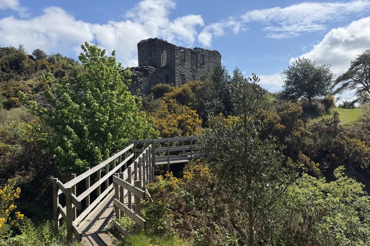 A derelict farm as you cross a bridge coming out of Agneash on the Postman's Path