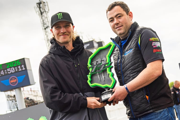 James Chawke (right) receives the Peoples’ Challenger award from Davey Todd (www.iomttraces.com)